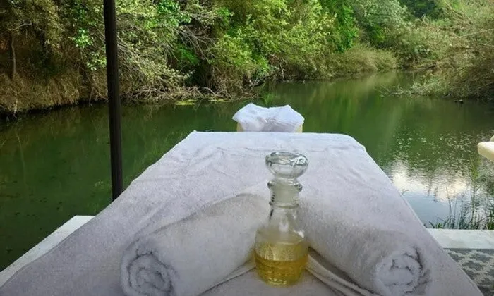 2.5-Hour Couples Paradise Spa Package including Limited Drinks at Island Spa @ Iris Retreat